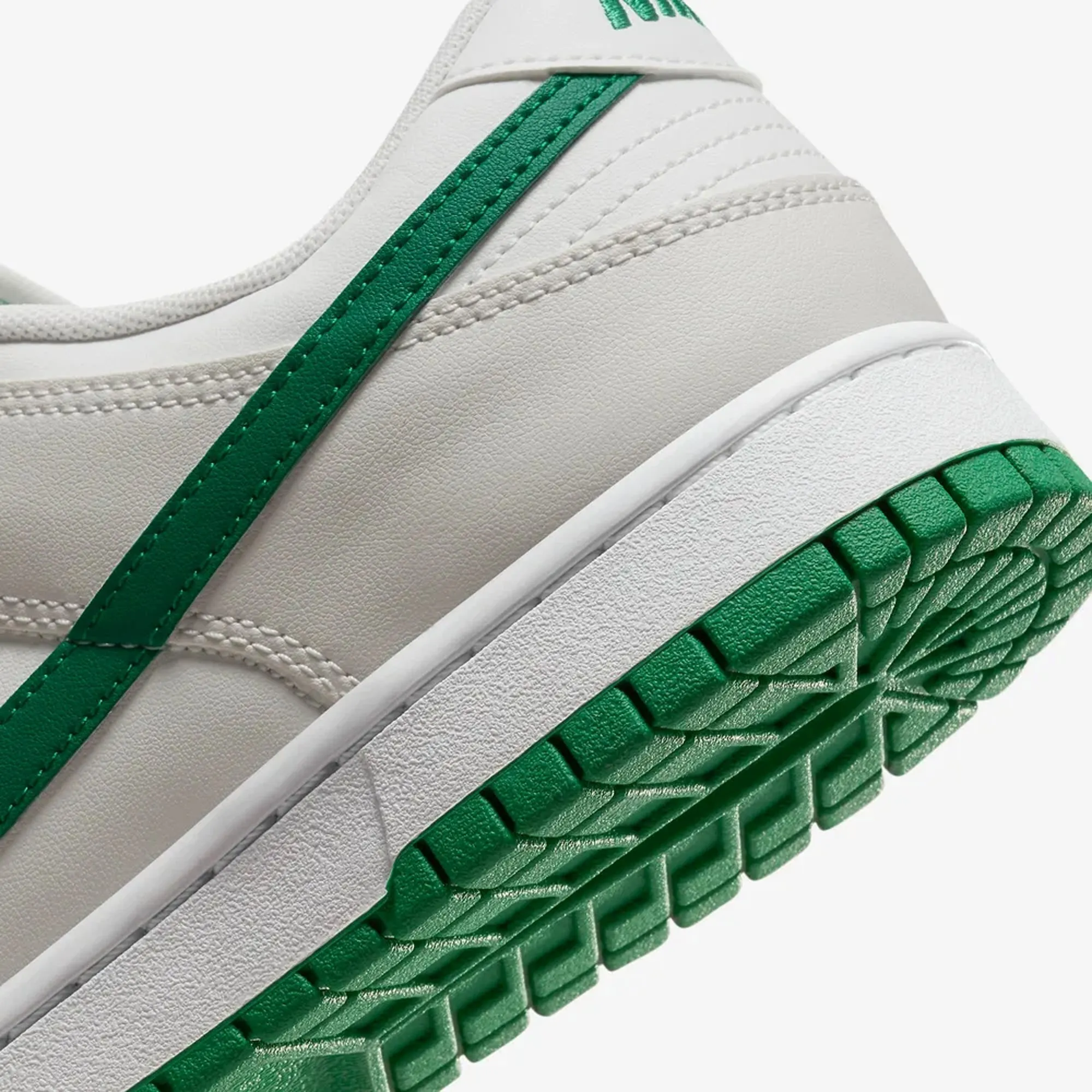 Nike | DUNK LOW RETRO  { SUMMIT WHITE/MALACHITE-PLATINUM TINT