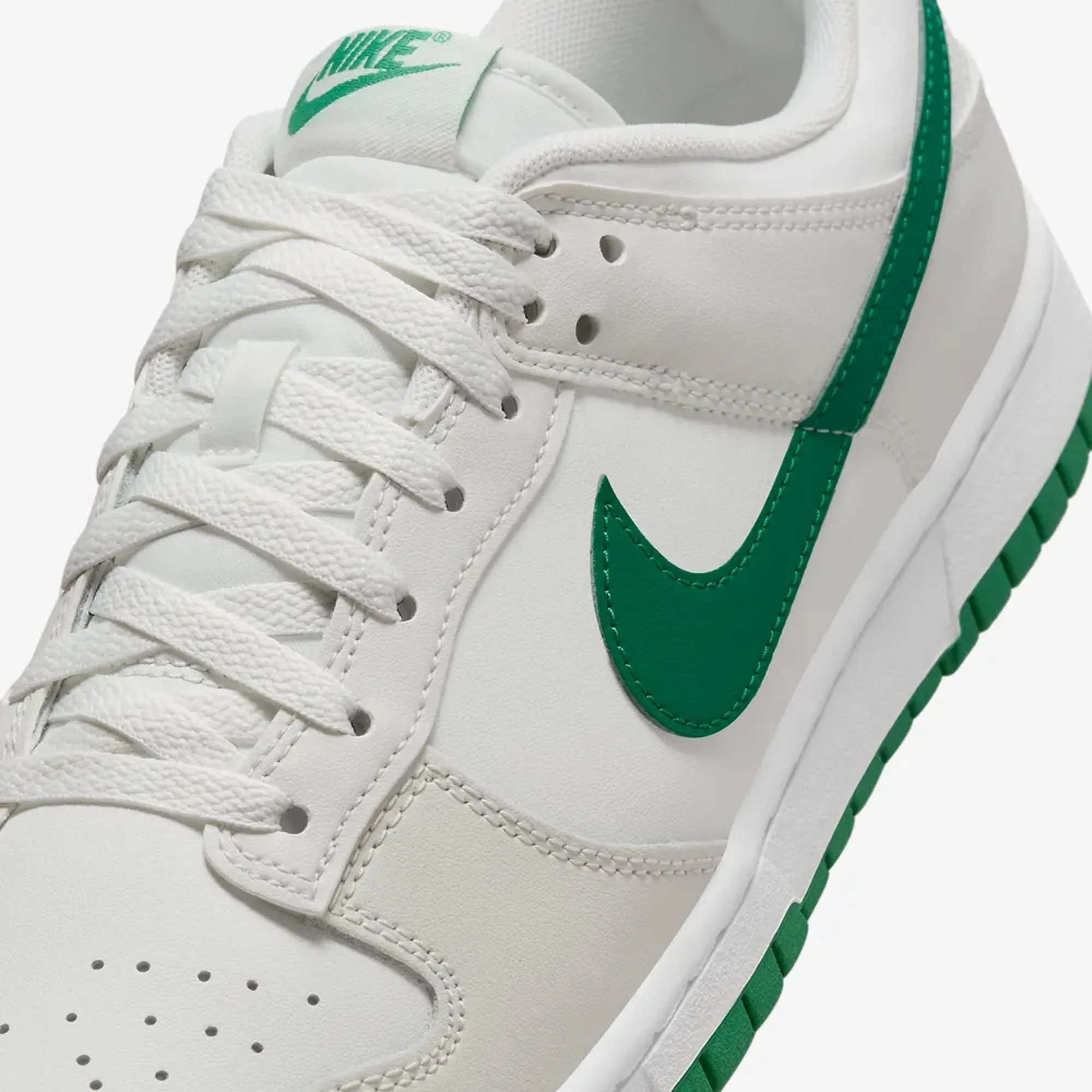 Nike | DUNK LOW RETRO  { SUMMIT WHITE/MALACHITE-PLATINUM TINT