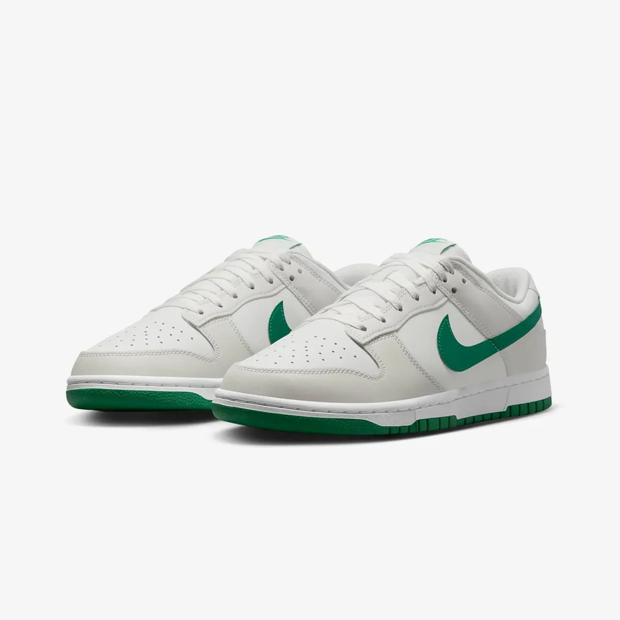 Nike | DUNK LOW RETRO  { SUMMIT WHITE/MALACHITE-PLATINUM TINT